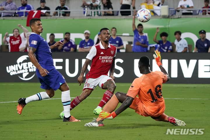 [올랜도=AP/뉴시스] 아스날의 가브리엘 제주스(가운데)가 24일(한국시간) 미국 플로리다주 올랜도의 캠핑 월드 스타디움에서 열린 첼시와 플로리다컵 2022 프리시즌 경기에서 전반 15분 골키퍼 에두아르 멘디(오른쪽)의 키를 넘기는 칩샷으로 선제골을 만들어내고 있다. 2022.07.24.