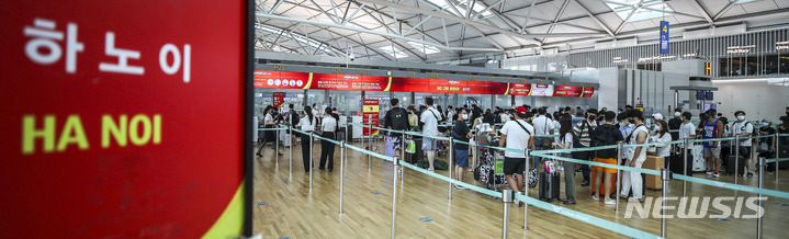 [인천공항=뉴시스] 정병혁 기자 = 휴가철을 맞은 지난달 24일 오전 인천국제공항 1터미널 출국장이 여행객들로 붐비고 있다. 2022.08.12. jhope@newsis.com