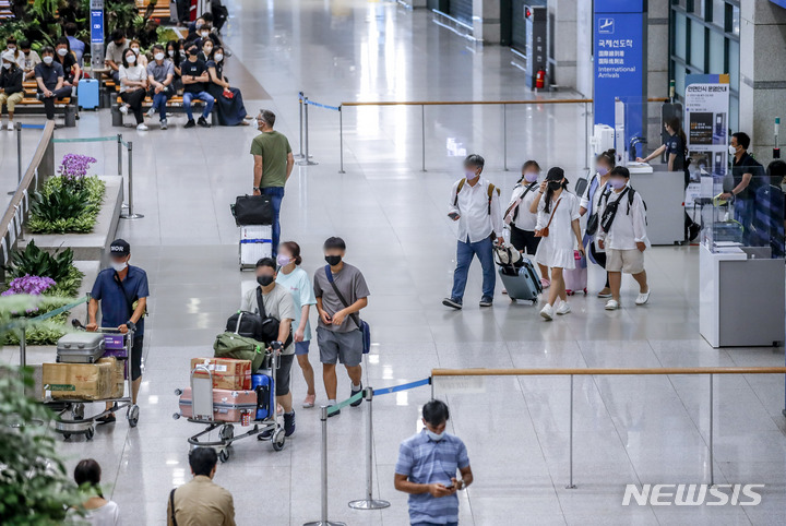 [인천공항=뉴시스] 정병혁 기자 = 인천국제공항 제1여객터미널에서 여객들이 입국하고 있다. 2022.09.03. jhope@newsis.com