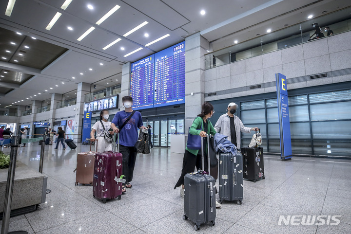 [인천공항=뉴시스] 정병혁 기자 = 코로나19가 확산되고 있는 지난달 24일 인천국제공항 1터미널에서 여행객들이 입국장을 빠져나오고 있다. 7월25일부터 해외입국자는 입국 1일차에 코로나19 PCR검사를 받아야한다. 방역당국에 따르면 연재 입국 3일 이내에 받는 PCR 검사를 코로나19 확산에 따라 입국 1일 이내에 받도록 하는 강화방안을 시행하기로 했다. 2022.08.02. jhope@newsis.com