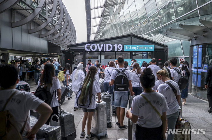 [인천공항=뉴시스] 정병혁 기자 = 코로나19가 확산되고 있는 지난달 24일 인천국제공항 1터미널 코로나19 검사센터에서 여행객들이 검사를 받기 위해 줄 서 있다. 2022.08.01. jhope@newsis.com