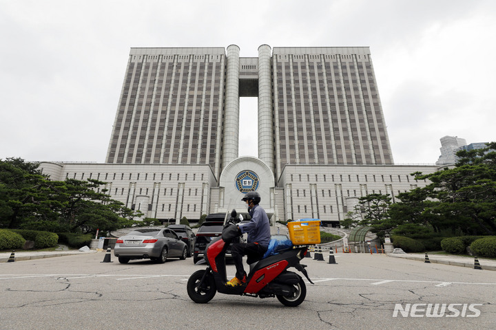 [서울=뉴시스] 최동준 기자 = 서울 서초구 서울중앙지방법원 모습. 2022.07.24. photocdj@newsis.com *위 사진은 해당 기사와 관련이 없음