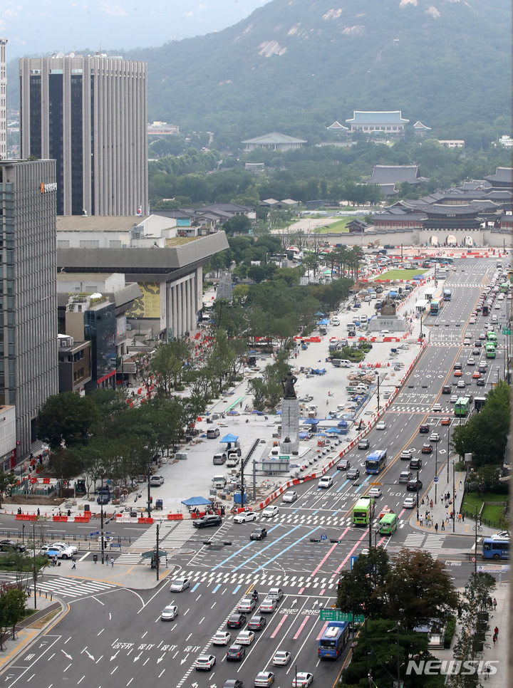 [서울=뉴시스] 조수정 기자 = 서울 광화문광장이 공사를 마치고 2배 이상 넓어진 모습으로 오는 8월 6일 재개장한다. 착공 1년 9개월만이자 2009년 광화문광장 조성 이래 13년만이다. 지난달 24일 서울 광화문광장에서 공사 관계자들이 막바지 공사를 하고 있다. 2022.07.24. chocrystal@newsis.com