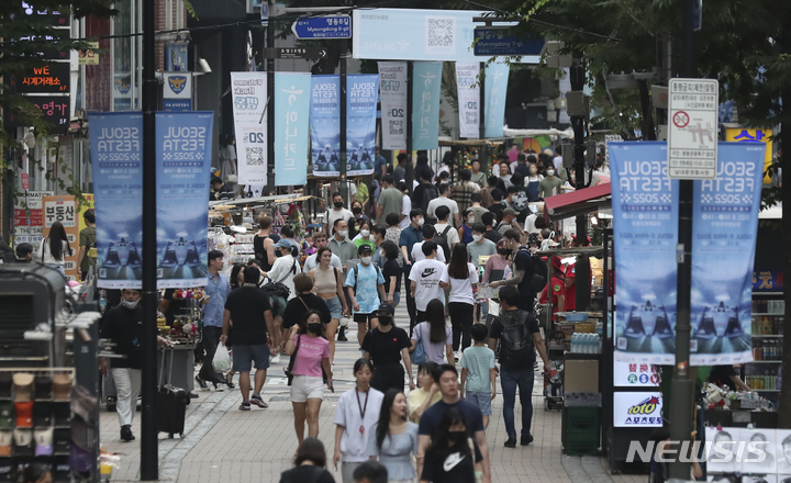 [서울=뉴시스] 서울 명동거리가 시민들로 붐비고 있다. (사진=뉴시스 DB). photo@newsis.com