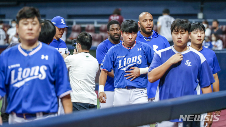 [서울=뉴시스] 정병혁 기자 = 24일 오후 서울 구로구 고척스카이돔에서 열린 2022 신한은행 SOL 프로야구 키움 히어로즈와 삼성 라이온즈의 경기, 8대0으로 승리한 삼성 라이온즈 선수들이 기뻐하고 있다. 2022.07.24. jhope@newsis.com