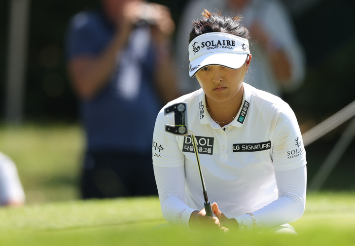 [서울=뉴시스] 김진아 기자 = 2022년 7월24일(현지시간) 프랑스 에비앙 레뱅에 위치한 에비앙 리조트 골프클럽에서 열린 '아문디 에비앙 챔피언십' 3R에서 고진영이 1번홀 그린을 파악하고 있다. (사진=박준석 씨 제공) 2022.07.24. photo@newsis.com *재판매 및 DB 금지