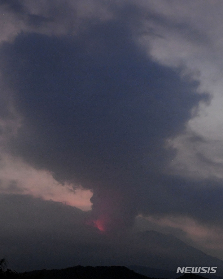 [다루미즈=AP/뉴시스] 일본 정부가 화산 연구 사령탑으로서 '화산 분출물 분석 센터(가칭, 이하 분석 센터)' 신설을 추진한다고 니혼게이자이신문(닛케이)이 3일 보도했다.사진은 2022년 7월 24일 오후 8시5분께 규슈 남부 가고시마현의 화산섬 사쿠라지마가 분화한 모습. 사진은 가고시마현 다루미즈에서 촬영한 것. 2025.07.03.