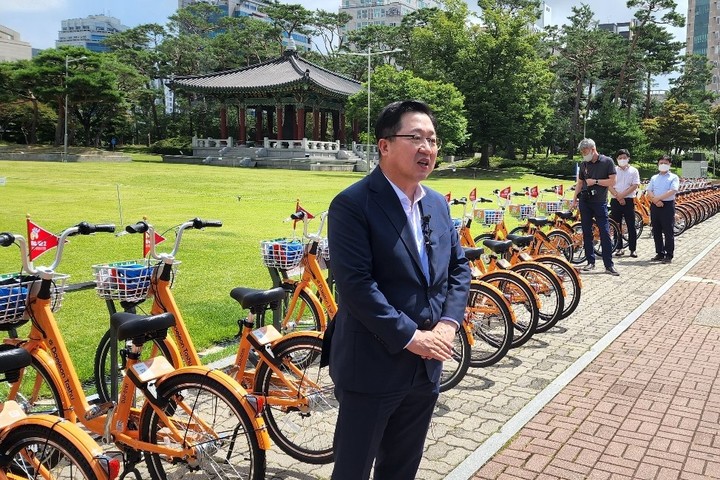 [대전=뉴시스]조명휘 기자 = 이장우 대전시장이 25일 오전 시청 남문광장에서 시민공영자전거 '타슈' 시즌2 시승식에 참석해 인사말을 하고 있다. 2022.07.25. photo@newsis.com *재판매 및 DB 금지