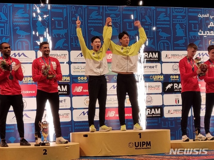 [서울=뉴시스]전웅태-정진화 근대5종 남자 계주 금메달. (사진=대한근대5종연맹 제공)