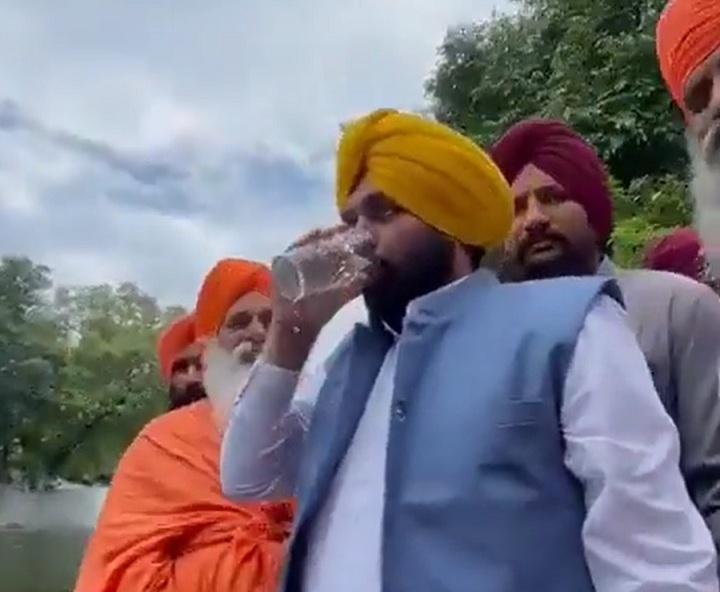 [서울=뉴시스] 지난 17일 인도 펀자브주 바관트 만 총리는 인도 술탄푸르 로디 칼리 베인 강을 방문해 강물이 깨끗하다는 것을 증명하기 위해 그 자리에서 물을 떠 마셨다. (사진=가간딥 싱 트위터 영상 캡처) 2022.07.25. *재판매 및 DB 금지