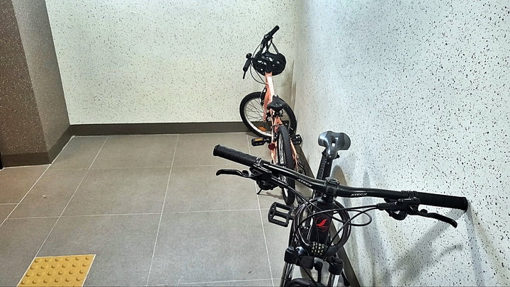 [뉴시스=세종]숨진 초등학생 것으로 추정되는 자전거 두 대가 주인을 잃은 채 놓여 있다. 2022.07.25. ssong1007@newsis.com *재판매 및 DB 금지