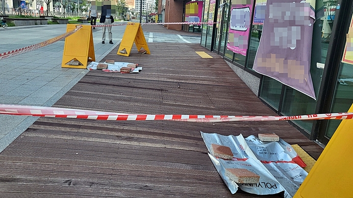 [뉴시스=세종]세종시 한 아파트 27층에서 자매가 동생 자녀 살해 후 투신 한 곳에 출입을 막는 줄이 채 있다. 2022.07.25. ssong1007@newsis.com *재판매 및 DB 금지