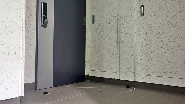 [뉴시스=세종]자녀가 숨진 채 발견된 27층 아파트 현관문이 강제로 열린 듯 파손되어 있다. 2022.07.25. ssong1007@newsis.com *재판매 및 DB 금지