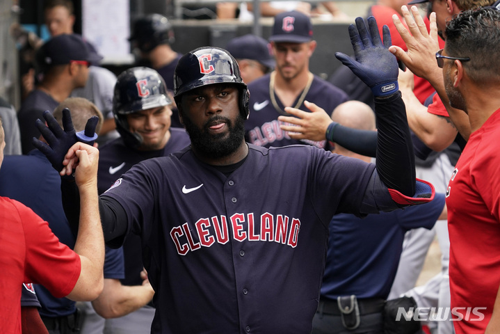 [시카고=AP/뉴시스]클리블랜드 가디언스에서 방출된 프랜밀 레예스가 시카고 컵스 유니폼을 입는다. 2022.07.25.
