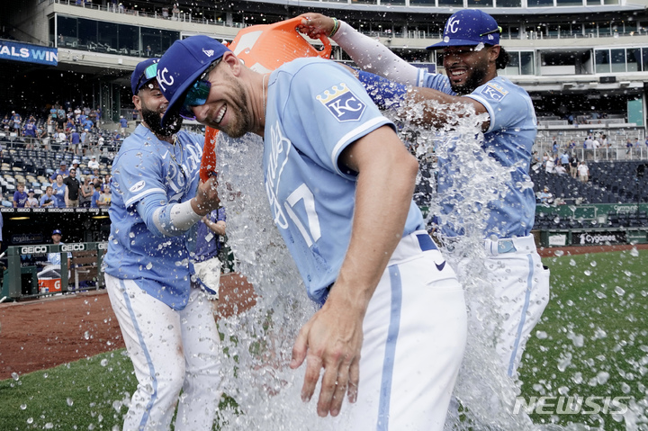 [캔자스시티=AP/뉴시스] 탬파베이 레이스 꺾은 캔자스시티 로열스 선수단. 2022.07.24