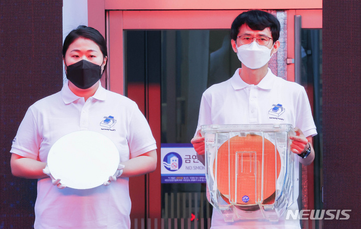 [화성=뉴시스] 김종택기자 = 25일 오전 경기도 화성시 삼성전자 화성캠퍼스에서 세계 최초로 3나노미터 공정으로 양산한 반도체 제품이 공개되고 있다. 2022.07.25. jtk@newsis.com