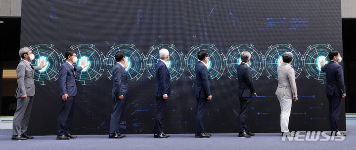 [화성=뉴시스] 김종택기자 = 25일 경기 화성시 삼성전자 화성캠퍼스에서 열린 세계 최초 GAA 기반 3나노 양산 출하식에서 이창양 산업통상자원부 장관과 경계현 삼성전자 대표이사 등 임직원들이 세리머니를 하고 있다. 3나노 공정은 반도체 제조 공정 가운데 가장 앞선 기술이며, GAA 역시 세밀한 제어로 반도체의 효율을 높이는 차세대 핵심 기술로 알려졌다. 2022.07.25. jtk@newsis.com