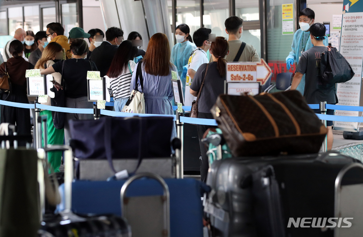 [인천공항=뉴시스] 고승민 기자 = 사진은 지난달 25일 인천국제공항 코로나19 입국자 검사센터 모습. 2022.07.25. kkssmm99@newsis.com