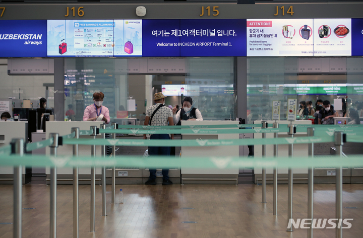 [인천공항=뉴시스] 고승민 기자 = 코로나19가 다시 확산 조짐을 보이면서 해외 여름휴가를 앞둔 사람들의 고민이 깊어졌다. 여기에 높아진 환율과 항공료까지 겹치면서 해외여행을 취소하거나 국내여행으로 발길을 돌리는 경우도 늘고 있다. 사진은 25일 인천국제공항 1터미널 출국장 모습. 2022.07.25. kkssmm99@newsis.com