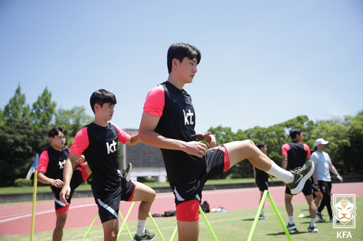 [서울=뉴시스] 정병혁 기자 = 2022 EAFF E-1 챔피언십에 출전한 남자축구대표팀 김진규, 김동현이 25일 일본 아이치현 도요타 시티 스포츠 파크 어슬레틱스 T&F에서 훈련을 하고 있다. (사진=대한축구협회 제공) 2022.07.25. photo@newsis.com *재판매 및 DB 금지