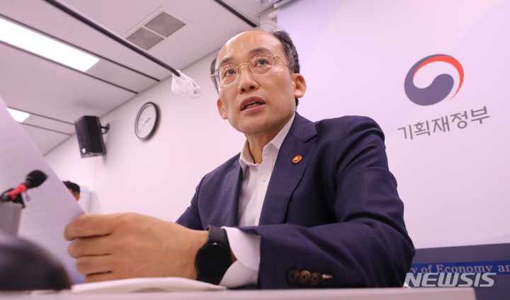 [세종=뉴시스] 강종민 기자 = 추경호 부총리 겸 기획재정부 장관이 25일 오후 세종시 정부세종청사에서 열린 기자간담회에서 공공기관 혁신 등을 언급하고 있다. 2022.07.25. ppkjm@newsis.com