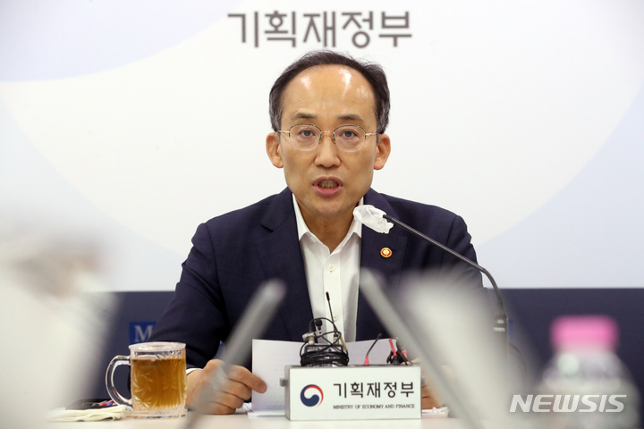 [세종=뉴시스] 강종민 기자 = 추경호 부총리 겸 기획재정부 장관이 지난 25일 오후 세종시 정부세종청사에서 열린 기자간담회에서 공공기관 혁신 등을 언급하고 있다. 2022.07.25. ppkjm@newsis.com