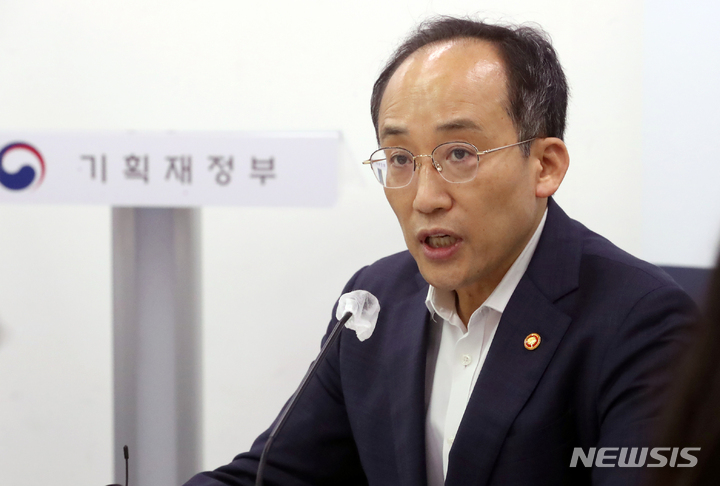 [세종=뉴시스] 강종민 기자 = 추경호 부총리 겸 기획재정부 장관이 지난 25일 오후 세종시 정부세종청사에서 열린 기자간담회에서 공공기관 혁신 등을 언급하고 있다. 2022.07.25. ppkjm@newsis.com