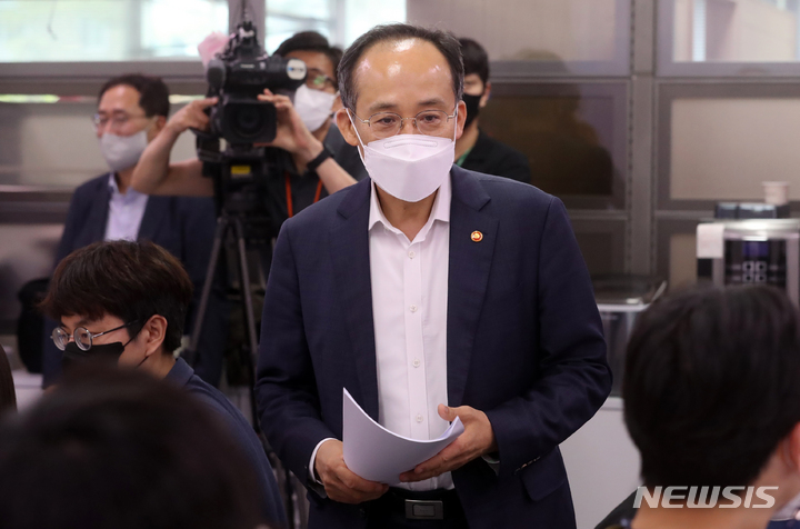 [세종=뉴시스] 강종민 기자 = 추경호 부총리 겸 기획재정부 장관이 25일 오후 세종시 정부세종청사에서 열린 기자간담회에 참석하고 있다. 2022.07.25. ppkjm@newsis.com