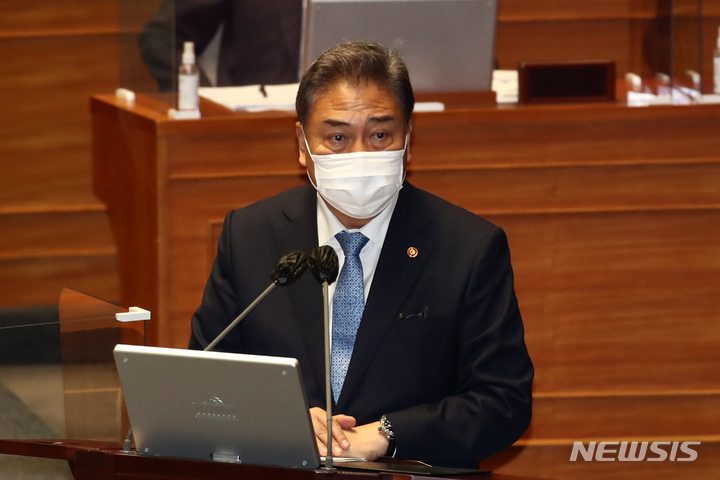 [서울=뉴시스] 김선웅 기자 = 박진 외교부 장관이 25일 서울 여의도 국회 본회의장에서 열린 정치·외교·통일·안보 분야 대정부질문에서 의원들의 질문에 답변하고 있다. (공동취재사진) 2022.07.25. photo@newsis.com