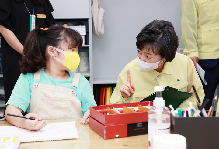 [서울=뉴시스] 박순애 교육부 장관 겸 사회부총리가 25일 방역 점검 차 방문한 세종시의 학원에서 한 학생과 대화를 나누고 있다. (사진=교육부 제공) 2022.07.25. photo@newsis.com *재판매 및 DB 금지