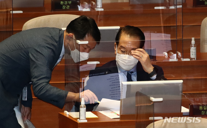 [서울=뉴시스] 김선웅 기자 = 권영세 통일부 장관이 25일 서울 여의도 국회 본회의장에서 열린 정치·외교·통일·안보 분야 대정부질문에서 관계자와 대화하고 있다. (공동취재사진) 2022.07.25. photo@newsis.com