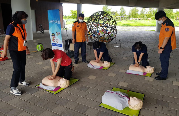 [광주=뉴시스] 광주 남부소방서는 시민 안전 의식을 고취하고 초기 대응 능력을 향상하고자 '소·소·심'(소화기·소화전·심폐소생술) 소방안전체험교육을 진행했다고 25일 밝혔다. (사진=광주 남부소방 제공) 2022.07.25. photo@newsis.com *재판매 및 DB 금지