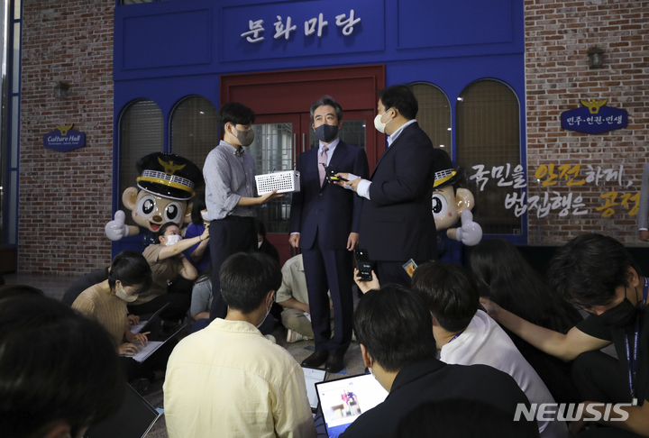 [서울=뉴시스] 김근수 기자 = 윤희근 경찰청장 후보자가 25일 오후 서울 서대문구 미근동 경찰청을 나서며 기자들 질문에 답하고있다. 2022.07.25. ks@newsis.com