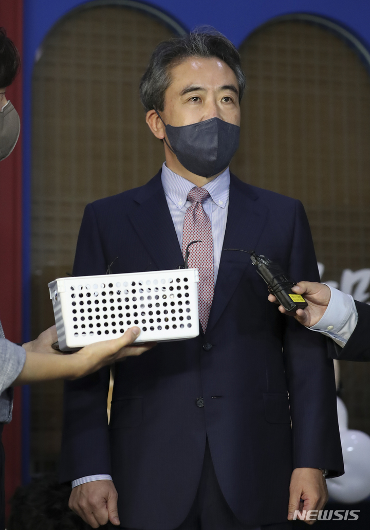 [서울=뉴시스] 김근수 기자 = 윤희근 경찰청장 후보자가 25일 오후 서울 서대문구 미근동 경찰청을 나서며 기자들 질문에 답하고있다. 2022.07.25. ks@newsis.com