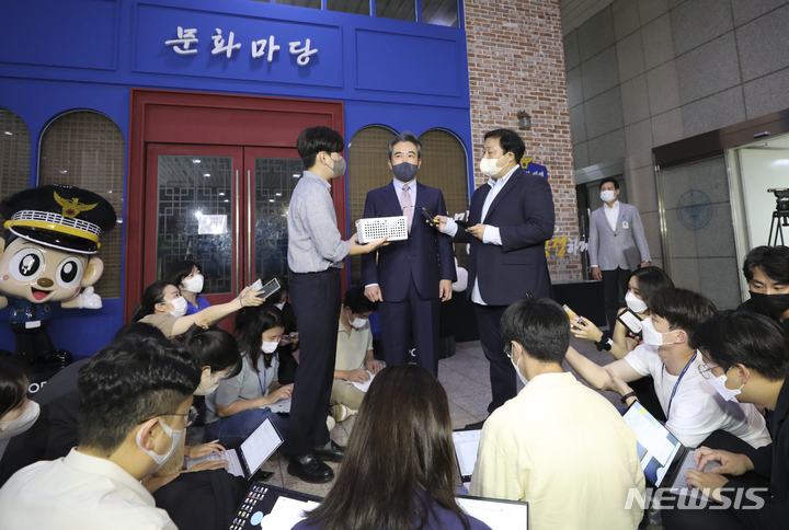 [서울=뉴시스] 김근수 기자 = 윤희근 경찰청장 후보자가 25일 오후 서울 서대문구 미근동 경찰청을 나서며 기자들 질문에 답하고있다. 2022.07.25. ks@newsis.com