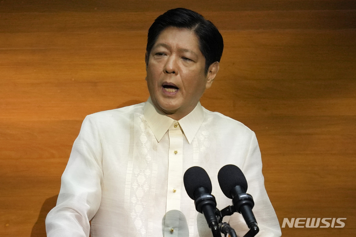 [케손=AP/뉴시스] 페르디난드 마르코스 주니어 필리핀 신임 대통령이 지난해 7월 25일(현지시간) 케손시티 국회의사당에서 취임 후 첫 국정연설을 하고 있다. 마르코스 대통령은 식량 생산2023.02.01.