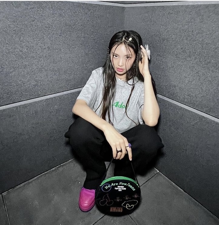 [서울=뉴시스] '뉴 진스 백'을 갖고 있는 뉴진스 혜인. 2022.07.26. (사진 = 민희진 어도어 대표 인스타그램 캡처) photo@newsis.com *재판매 및 DB 금지