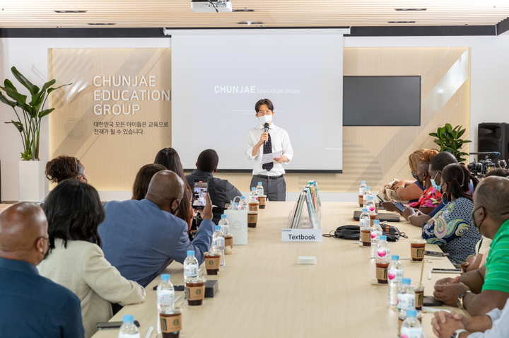 [서울=뉴시스] 미국 교육 대표단에 인사말을 전하는 최정민 천재교육 회장. (사진=천재교육 제공) 2022.07.26. photo@newsis.com *재판매 및 DB 금지