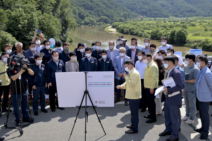 [거창=뉴시스]구인모 거창군수, 황강 광역취수장 건립예정지 방문. *재판매 및 DB 금지