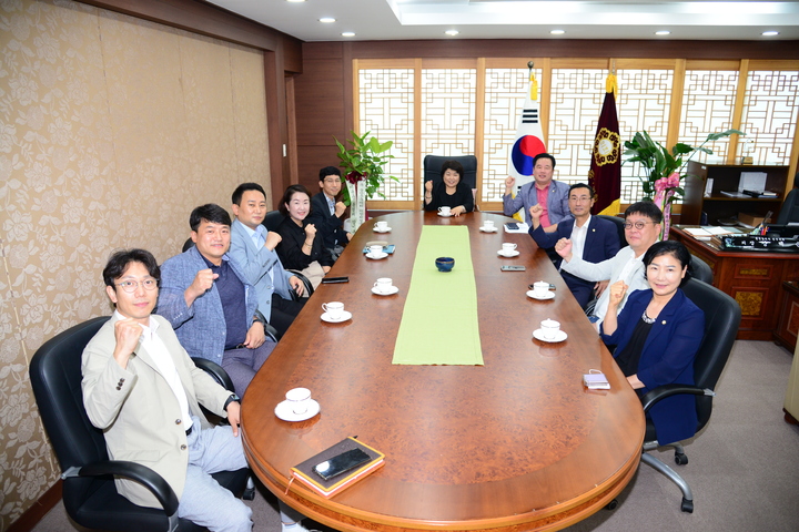 [울산=뉴시스] 구미현 기자 = 울산 중구의회 의원들이 26일 열린 의원 총회에서 제8대 전반기 상생의정을 다짐하며 파이팅을 외치고 있다. 2022.07.26. (사진=울산 중구의회 제공) photo@newsis.com *재판매 및 DB 금지