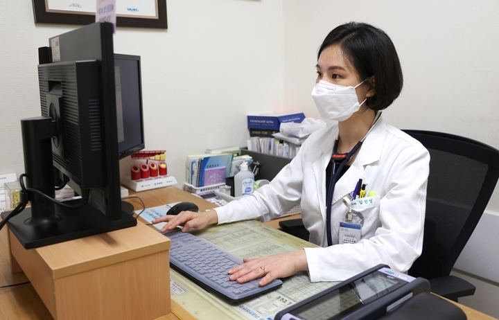 경희대병원 가정의학과 김선영 교수가 메타버스 플랫폼 게더타운에서 건강상담을 진행하고 있다.(사진 : 경희대병원 제공) *재판매 및 DB 금지