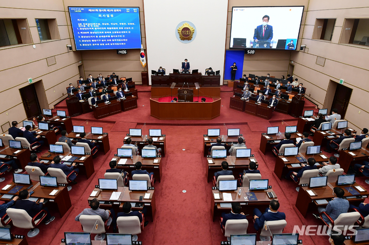 [창원=뉴시스] 홍정명 기자= 김진부 경남도의회 의장이 26일 오후 제397회 임시회 제2차 본회의를 주재하고 있다.(사진=경남도의회 제공) 2022.07.26. photo@newsis.com