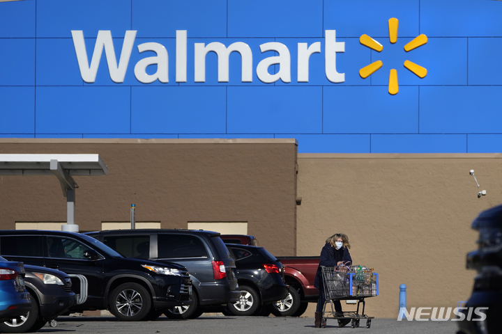 [데리=AP/뉴시스]미국 월마트는 자신들이 소유하고 있는 인도 최대 전자상거래 업체 플립카트에 대한 영향력을 확대한 것으로 전해졌다. 사진은 미국 뉴햄프셔주 데리에 위치한 한 월마트 매장의 모습. 2022.07.25.