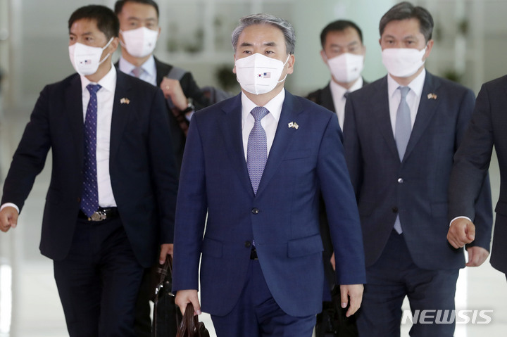 [인천공항=뉴시스] 최동준 기자 = 이종섭 주 호주대사 내정자가 10일 극비리에 호주 브리즈번으로 출국했다. 사진은 지난 2022년 한미 국방장관회담과 한국전쟁 '추모의 벽' 준공식 참석 등을 위해 미국으로 출국하는 이 전 국방부 장관의 모습. 2024.03.10. photocdj@newsis.com