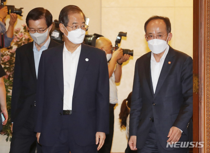 [서울=뉴시스] 김명원 기자 = 한덕수 국무총리가 26일 오전 서울 종로구 정부서울청사에서 열린 국무회의에 추경호 경제부총리 겸 기획재정부 장관, 방문규 국무조정실장과 함께 참석하고 있다. 2022.07.26. kmx1105@newsis.com