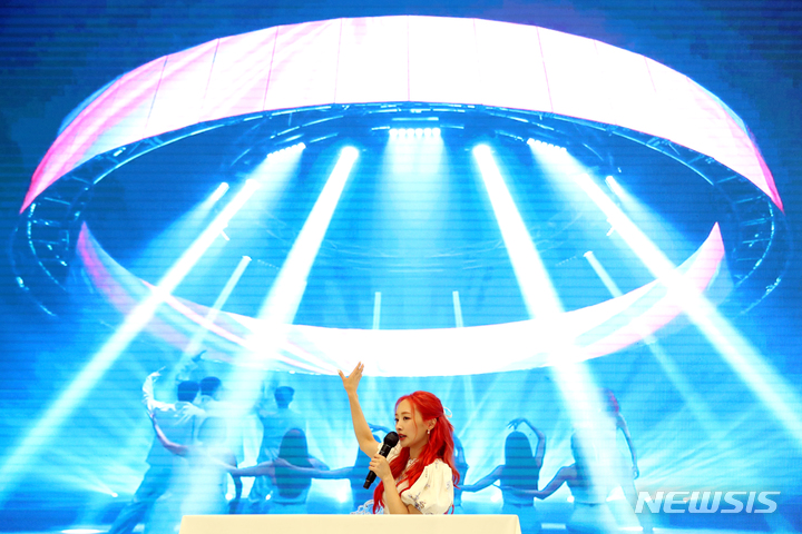 [서울=뉴시스] 박진희 기자 = 가수 니콜(Nicole)이 26일 서울 중구 크레스트72에서 새 디지털 싱글 '유에프오(YOU.F.O)' 발매 기념 기자간담회를 하고 있다. 그룹 카라 출신 가수 니콜은 8년 만에 컴백했다. 2022.07.26. pak7130@newsis.com