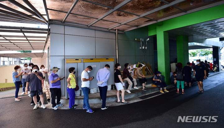 [대구=뉴시스] 이무열 기자 = 코로나19 신규 확진자가 9만 9327명이 발생하며 97일 만에 최다를 기록한 26일 오전 대구 동구보건소 선별진료소에서 시민들이 PCR 검사를 받기 위해 순서를 기다리고 있다. 2022.07.26. lmy@newsis.com