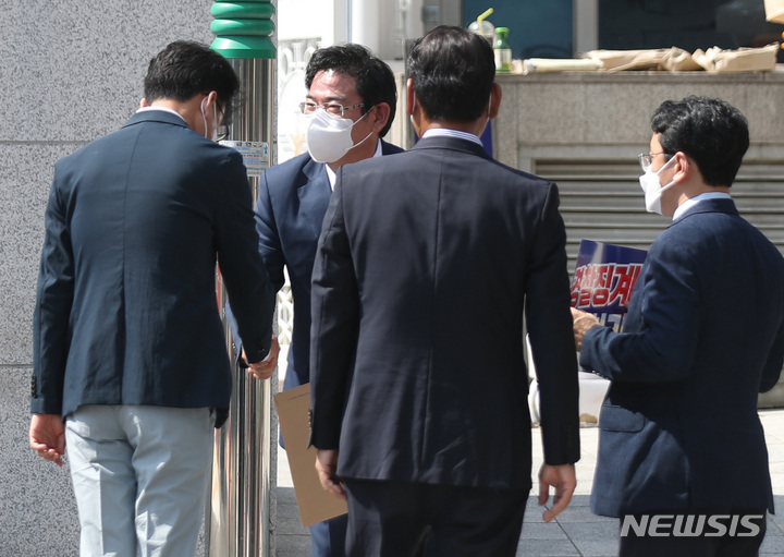 [서울=뉴시스] 조수정 기자 = 국회 행정안전위원회 야당 간사인 김교흥 더불어민주당 의원 등이 26일 오전 서울 용산구 대통령 집무실 인근에서 윤석열 정권 경찰장악 규탄 기자회견을 마친 뒤 대통령실에 항의서한을 전달하고 있다. 2022.07.26. chocrystal@newsis.com