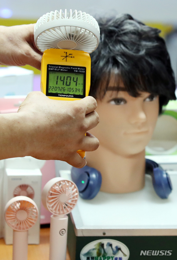 [서울=뉴시스] 김진아 기자 = 환경보건시민센터 관계자가 26일 서울 종로구 피어선빌딩에서 열린 휴대용 목선풍기와 손선풍기의 전자파 문제 조사보고서 발표 기자회견에서 손선풍기의 전자파를 측정하고 있다. 이들은 시중에서 판매되는 목선풍기와 손선풍기의 전자파 측정결과 제품의 평균 전자파세기가 어린이 백혈병을 높이는 전자파 수치인 4mG보다 수십~수백배 높았다며 주의와 제도개선을 요구했다. 2022.07.26. bluesoda@newsis.com