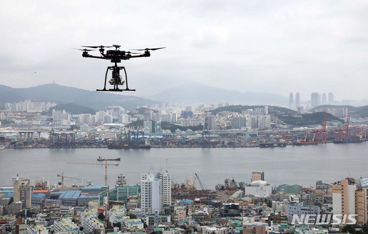 [부산=뉴시스] 하경민 기자 = 26일 오전 부산 영도구 청학배수지 전망대에서 지적재조사 작업에 활용 중인 드론. 2022.07.26. yulnetphoto@newsis.com